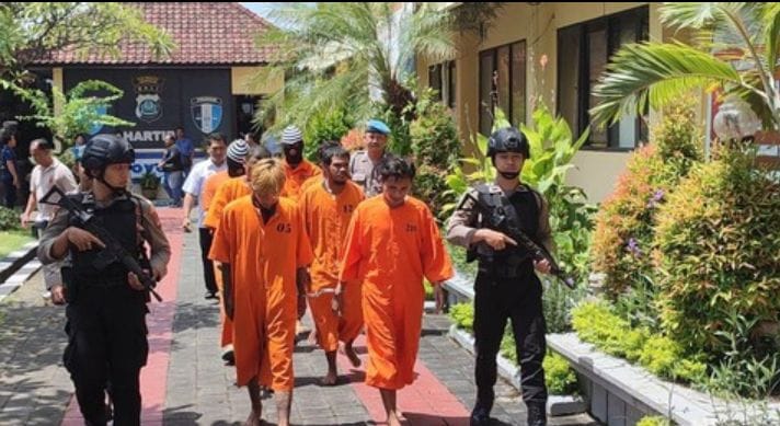 Foto: pelaku pencuri yang berhasil diamankan Polresta Denpasar selama sepekan. Sumber: Humas Polresta Denpasar.