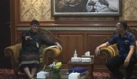 Foto: Wakil Wali Kota Denpasar I Kadek Agus Arya Wibawa (kiri) saat menerima Ketua JMSI Bali Nyoman Ady Irawan (kanan) dan jajaran Pengurus JMSI Bali, Kamis (18/4/24). Sumber: wacanabali.com