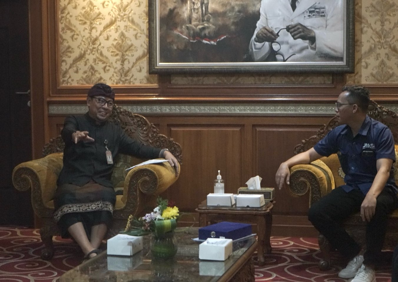 Foto: Wakil Wali Kota Denpasar I Kadek Agus Arya Wibawa (kiri) saat menerima Ketua JMSI Bali Nyoman Ady Irawan (kanan) dan jajaran Pengurus JMSI Bali, Kamis (18/4/24). Sumber: wacanabali.com