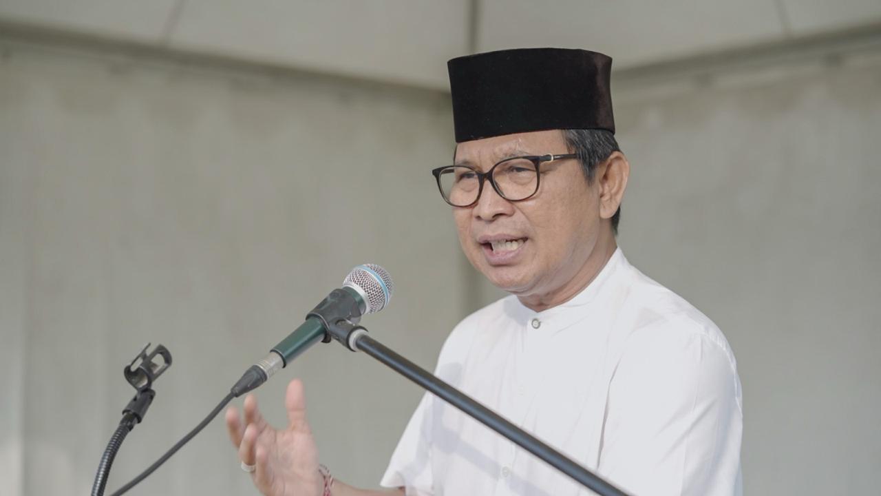 Foto: Sekda Adi Arnawa saat menghadiri pelaksanaan Sholat Idul Fitri di Lapangan Puspem Badung, Rabu (10/4). Sumber: dok/Hms