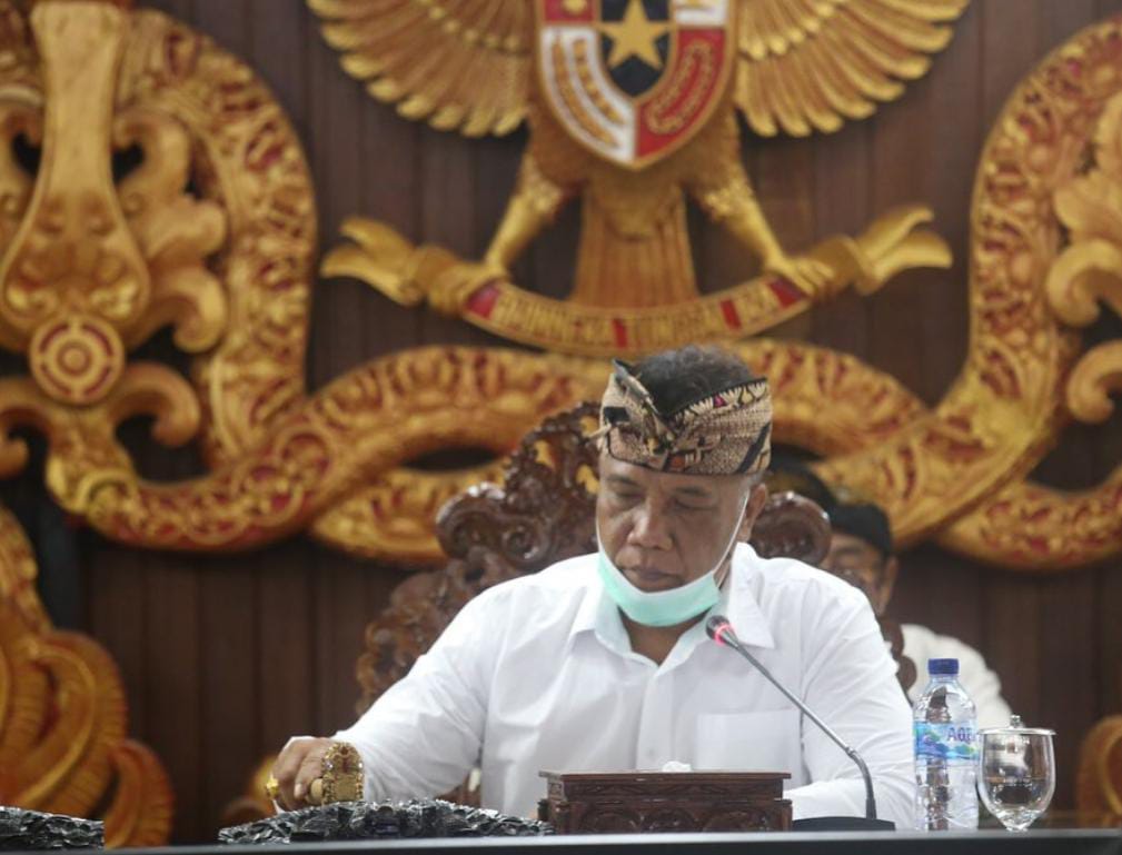 Kolase Foto (kiri) Ketua DPRD Kabupaten Klungkung Anak Agung Gde Anom (Kanan) Jalan Rusak di Nusa Penida. (Sumber: Dewa Fathur/ wacanabali.com).