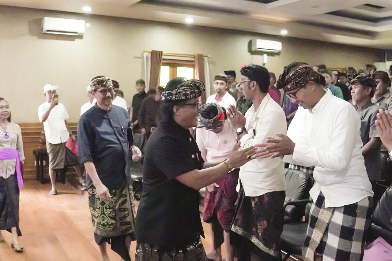 Foto: Bupati Badung I Nyoman Giri Prasta saat menerima audiensi dari tokoh Puri Anyar Ubud serta masyarakat Gianyar di Rumah Jabatan Bupati, Puspem Badung, Kamis (11/4). Sumber: dok/Hms