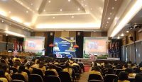 Foto: Gubernur Bali periode 2018-2023 Wayan Koster saat memberikan kuliah umum di Undiknas. Sumber: Yulius N/wacanabali.com