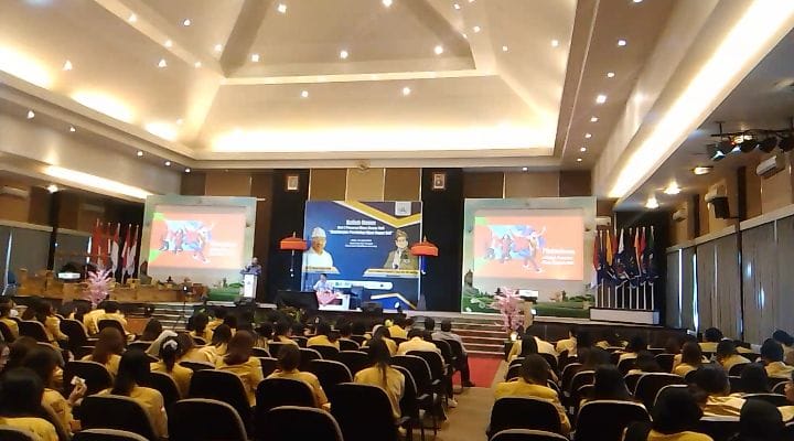 Foto: Gubernur Bali periode 2018-2023 Wayan Koster saat memberikan kuliah umum di Undiknas. Sumber: Yulius N/wacanabali.com