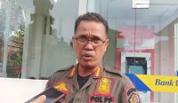 Foto: Kepala Satuan (Kasat) Pol PP Denpasar Anak Agung Ngurah Bawa Nendra ditemui seusai sidang di Pengadilan Negeri Denpasar, Selasa (23/4/24). (Sumber: Dewa Fathur/ wacanabali.com).
