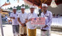 Sekda Wayan Adi Arnawa menghadiri karya Ngenteg Linggih, Pedudusan Alit, Tawur Wraspati Kalpa Pura Sang Hyang Landu dan memberikan paraf di Prasasti, Banjar Gelagah Puwun Desa Kekeran, Mengwi Senin (15/4). Sumber: dok/Hms