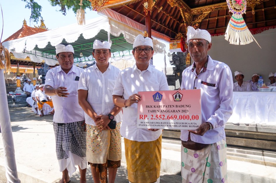Sekda Wayan Adi Arnawa menghadiri karya Ngenteg Linggih, Pedudusan Alit, Tawur Wraspati Kalpa Pura Sang Hyang Landu dan memberikan paraf di Prasasti, Banjar Gelagah Puwun Desa Kekeran, Mengwi Senin (15/4). Sumber: dok/Hms