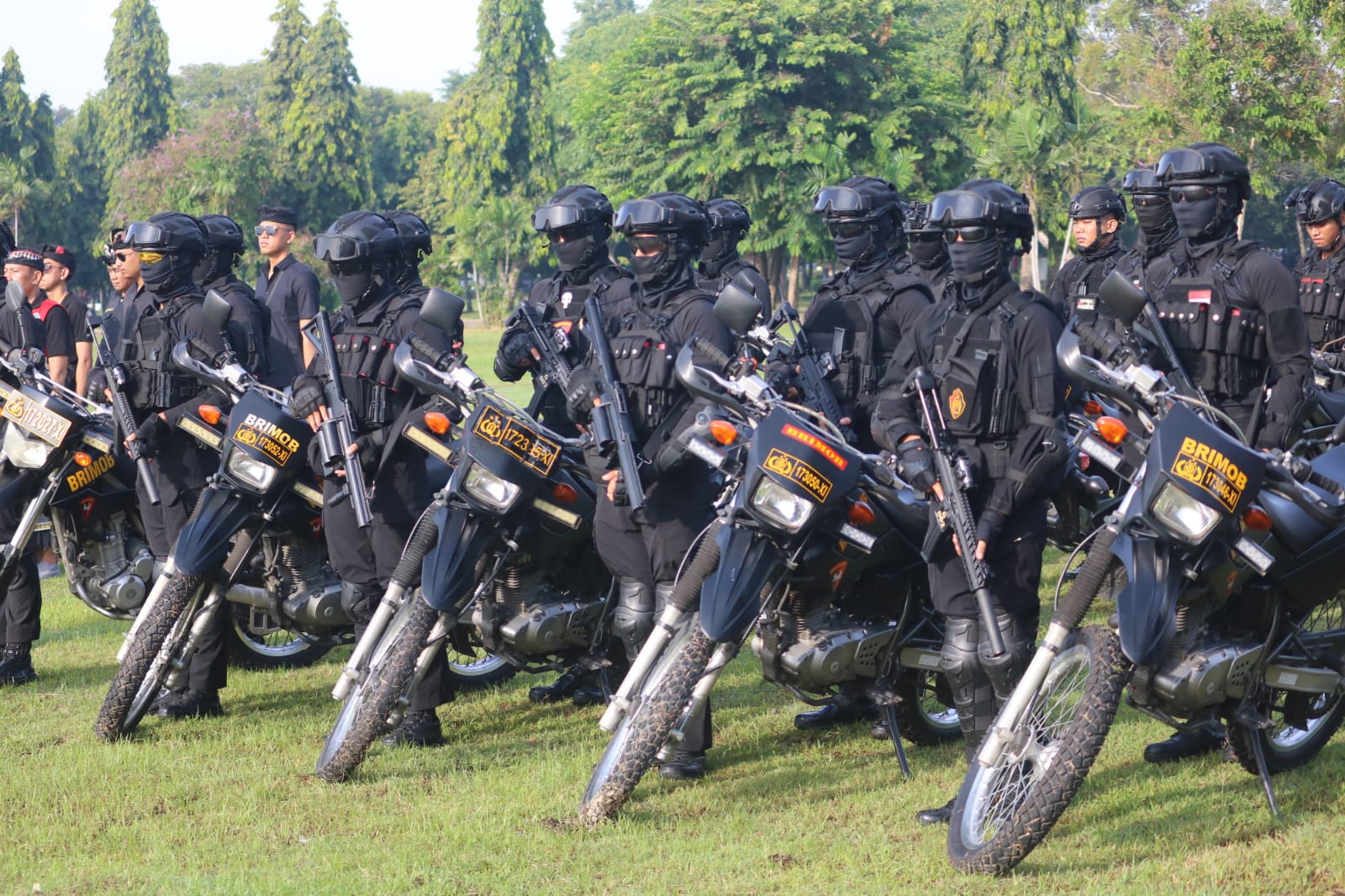 Foto: Personel Polda Bali dikerahkan untuk pengamanan malam takbir di Denpasar. Sumber: Polda Bali.