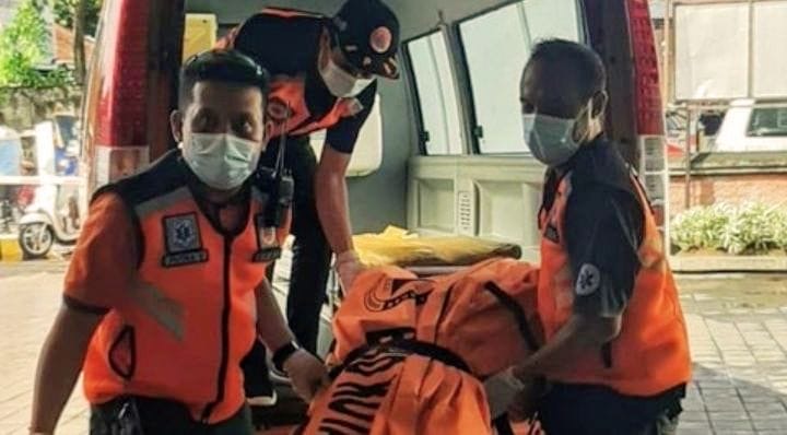 Foto: Korban mahasiswi Polandia Hanna Shapialevich saat diangkut petugas. Sumber: dokumen Humas Polresta Denpasar.