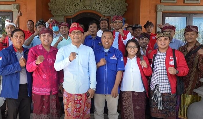 Foto: Rombongan PSI Bali saat mendatangi partai Demokrat Bali mendaftarkan Ketua DPW PSI Bali, Bro Adi sebagai Calon Wawali Kota Denpasar.
