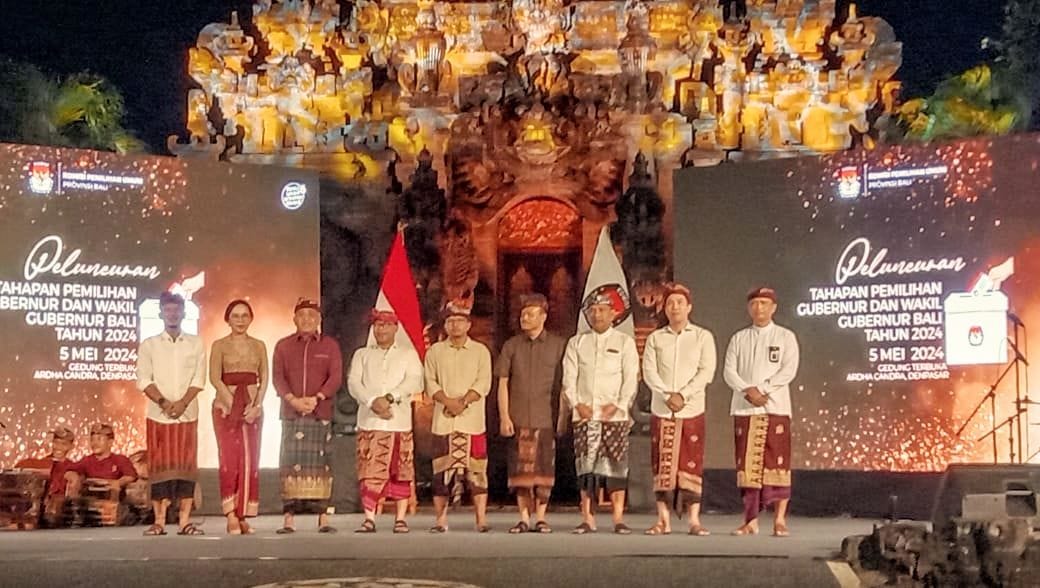 Foto: Komisioner KPU RI Idham Holik (tengah) bersama Sekda Provinsi Bali didampingi ketua KPU Bali bersama jajarannya. Sumber: Yulius N/wacanabali.com