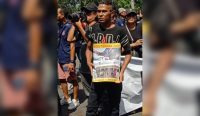 Foto: Salah satu ABK saat mengikuti aksi di depan kantor Gubernur Bali. Sumber: Yulius N/wacanabali.com