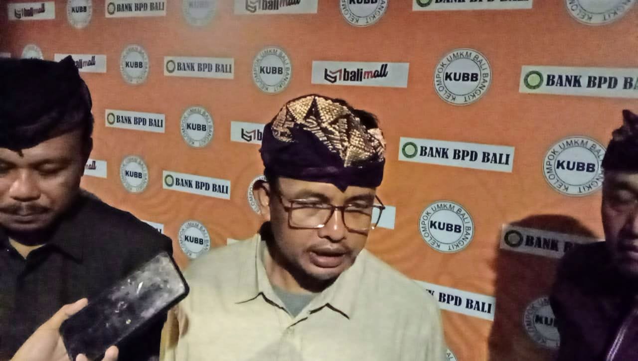 Foto: Komisioner KPU RI Idham Holik bersama Sekda Provinsi Bali dan ketua KPU Bali. Sumber: Yulius N/wacanbali.com