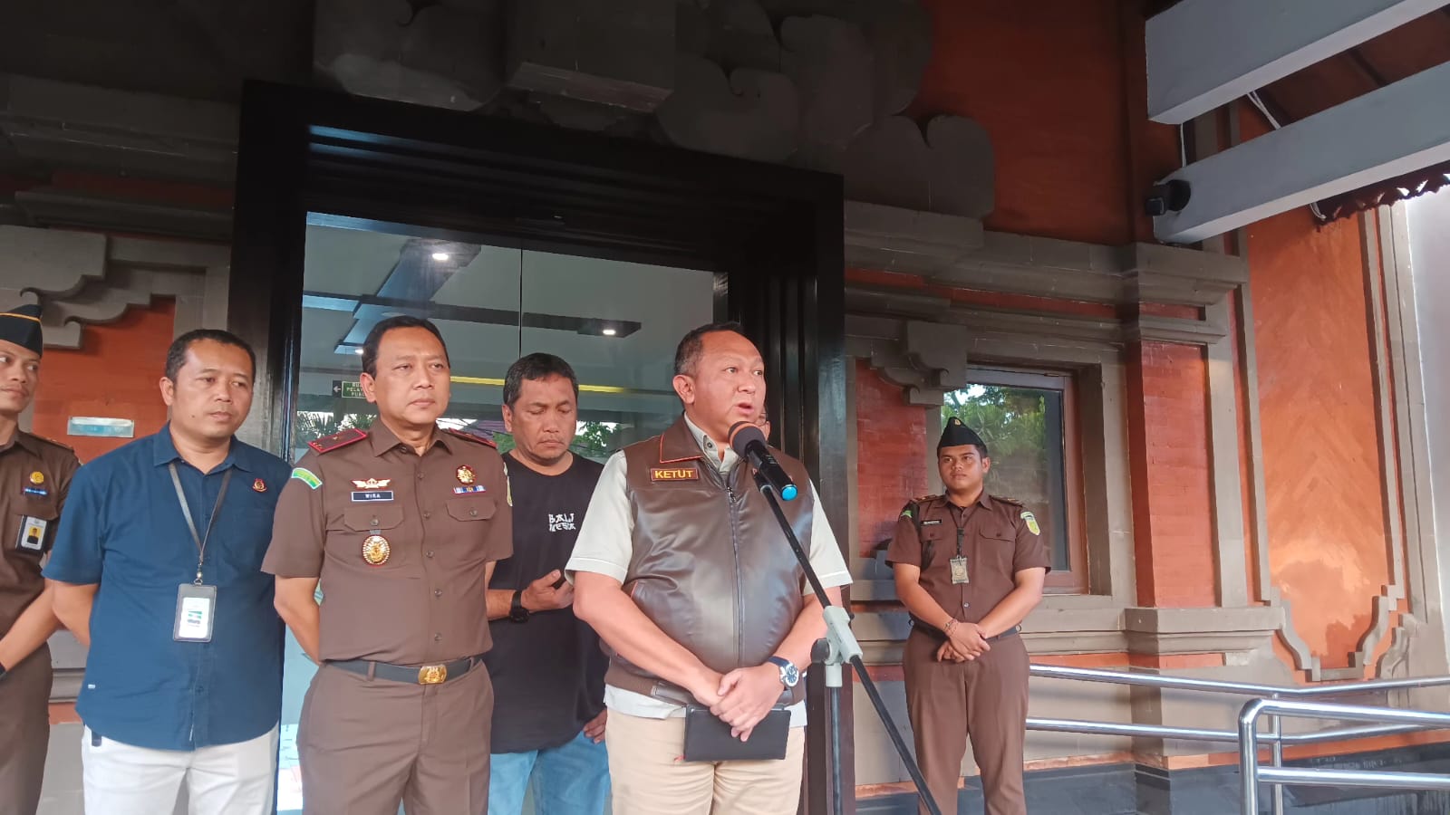 Foto: Jumpa Pers penangkapan Bendesa Adat Brawa yang diduga melakukan pemerasan terhadap pengusaha di halaman Kejati Bali, Kamis (2/5/24). (Sumber: Dewa Fathur/ wacanabali.com).