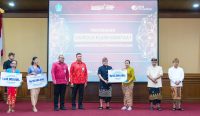 Bupati Badung menghadiri acara penyerahan penghargaan dari BPJS Ketenagakerjaan sekaligus menyerahkan secara simbolis Kartu BPJS Ketenagakerjaan kepada Pekerja Rentan di Ruangan Kertha Gosana, Puspem Badung, Kamis (30/5/24). Sumber: dok/Hms