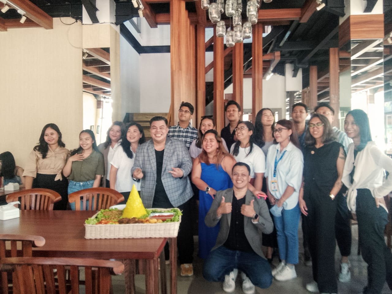 Foto: General Manager bersama crew Tanly Hospitality. Sumber: Yulius N/wacanabali.com
