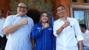Gede Suardana saat mendaftar ke Partai Demokrat sebagai Bacalon Wakil Bupati Buleleng.