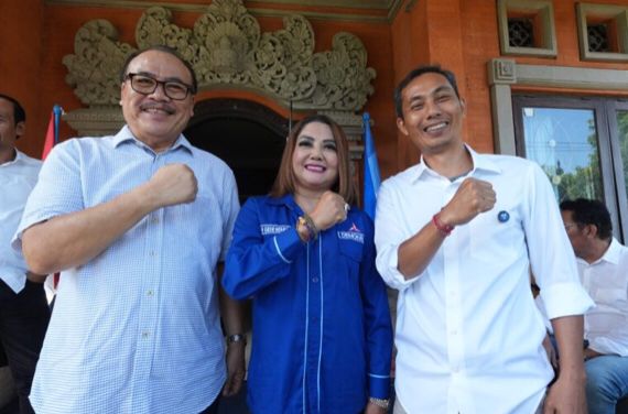 Gede Suardana saat mendaftar ke Partai Demokrat sebagai Bacalon Wakil Bupati Buleleng.