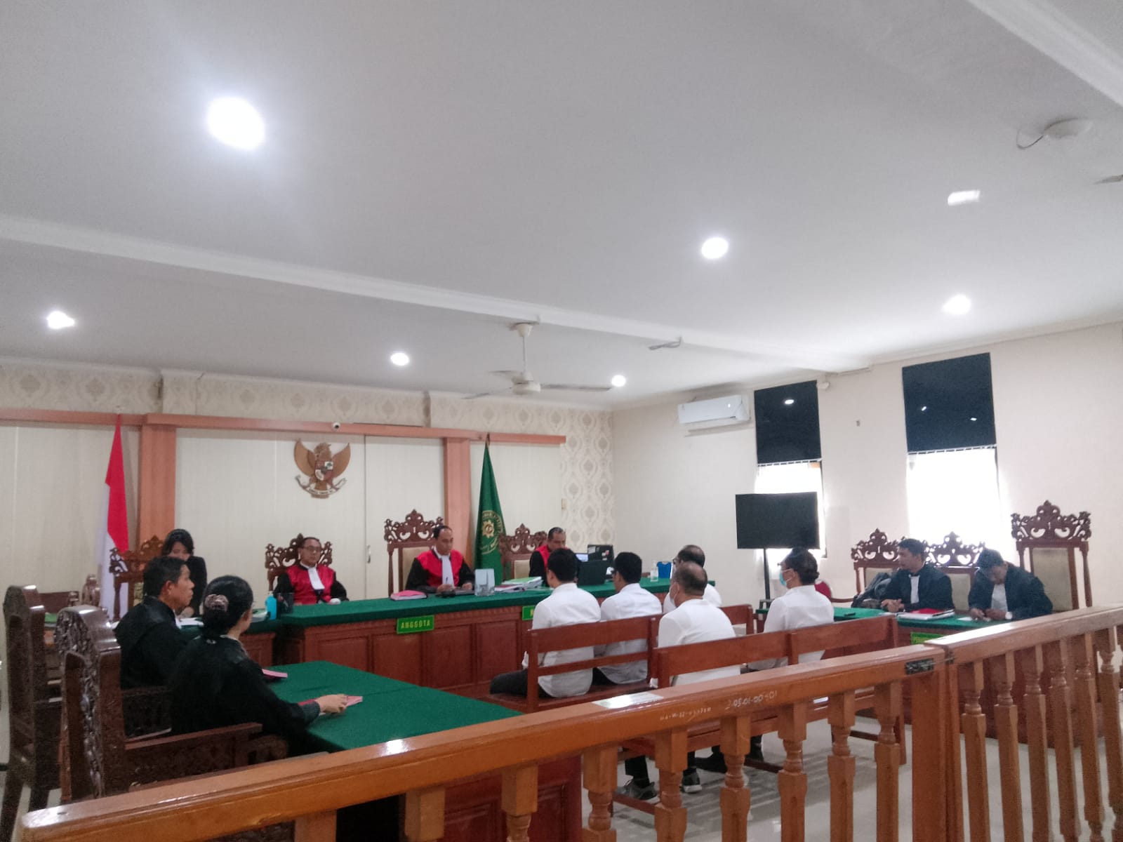 Foto: Sidang lanjutan investasi bodong PT DOK dengan tuntutan JPU kepada kelima terdakwa di PN Denpasar pada Senin (6/5/24). Sumber: Yulius N/wacanabali.com