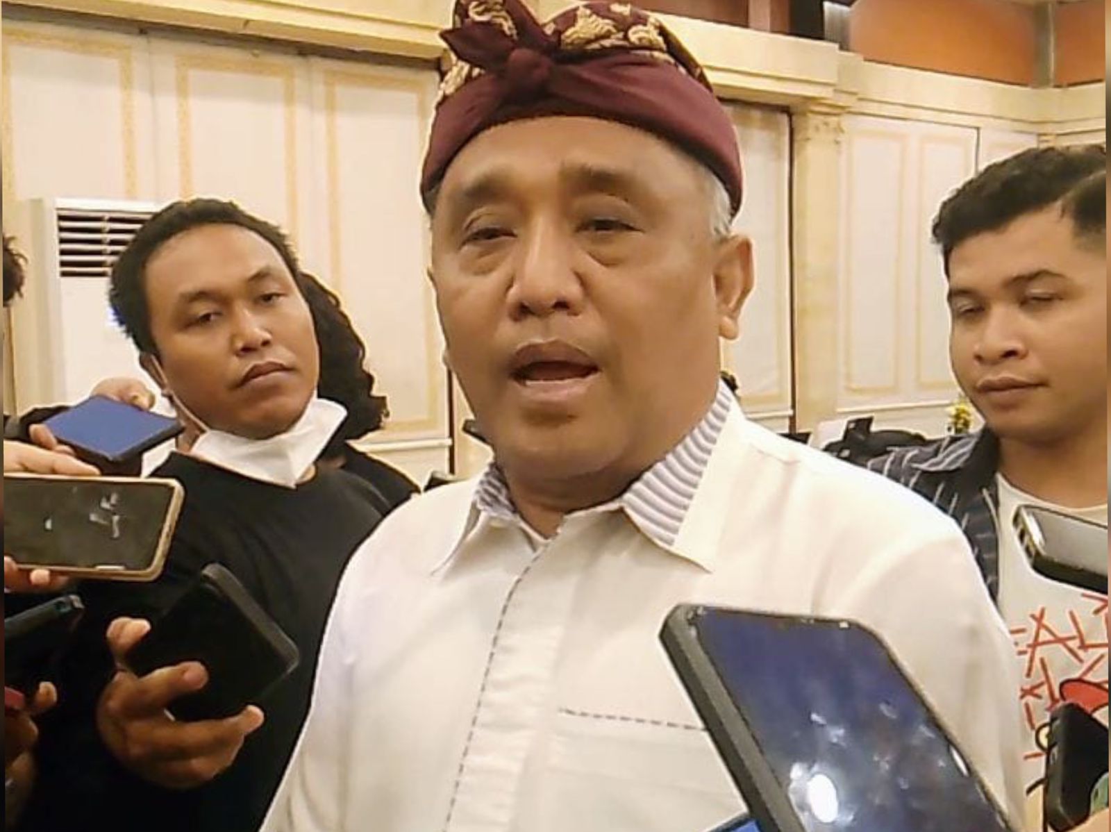 Foto: Ketua KPU Provinsi Bali I Dewa Agung Gede Lidartawan saat diwawancai awak media. Sumber: Yulius N/wacanabali.com