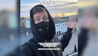 *Alan Walker Bagikan Nomor WA, Netizen Auto Undang ke Group Keluarga* Denpasar - Disk Jockey (DJ) sekaligus produser rekaman berkebangsaan Norwegia, Alan Walker buat geger netizen Indonesia. Pasalnya, pemilik lagu Faded ini membagikan nomor telepon Indonesia pribadinya di Instagram pada Rabu, 14 Mei 2024. Alan Walker juga membagikan nomor telepon Singapura dan Malaysianya. Diketahui, hal tersebut sengaja dilakukan Alan Walker guna mempersiapkan pertunjukannya di Indonesia pada bulan Juni mendatang. Sontak saja, ia mengaku telah mendapatkan lebih dari 50.000 pesan sejak instastorynya diunggah. "Over 50 messages received. Can't wait to see you all at the Walkerworld Show in June, (Lebih dari 50 pesan diterima. Tidak sabar untuk bertemu kalian di Walkerworld Show pada bulan Juni)," tulisnya. Tak tanggung-tanggung, dirinya bahkan mengaku telah dimasukkan ke group WhatsApp keluarga oleh fansnya. "Ok, who add me to the family group chat (Oke, siapa yang menambahkan saya ke obrolan grup keluarga)," tulisnya dengan emoji ketawa. Ia menyatakan akan mengaktifkan nomor tersebut hingga pertunjukannya nanti. "The number will be live until show date. So keep your massages going! I'll be keeping on eye out (Nomornya akan tetap aktif hingga tanggal pertunjukan. Jadi terus kirim pesanmu! Aku akan terus memperhatikannya)," sambungnya.