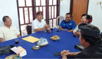 Foto: Sekretaris DPD II Partai Golkar Karangasem, Nengah Sumardi (tengah) didampingi Ketua Bidang Organisasi Kaderisasi dan Keanggotaan (OKK), Wayan Sekep Aryana Manusabat (paling kiri) saat menyerahkan formulir pendaftaran baka calon bupati ke DPD Partai Nasdem Karangasem, Kamis (9/5/24). Sumber: dok/Golkar Karangasem