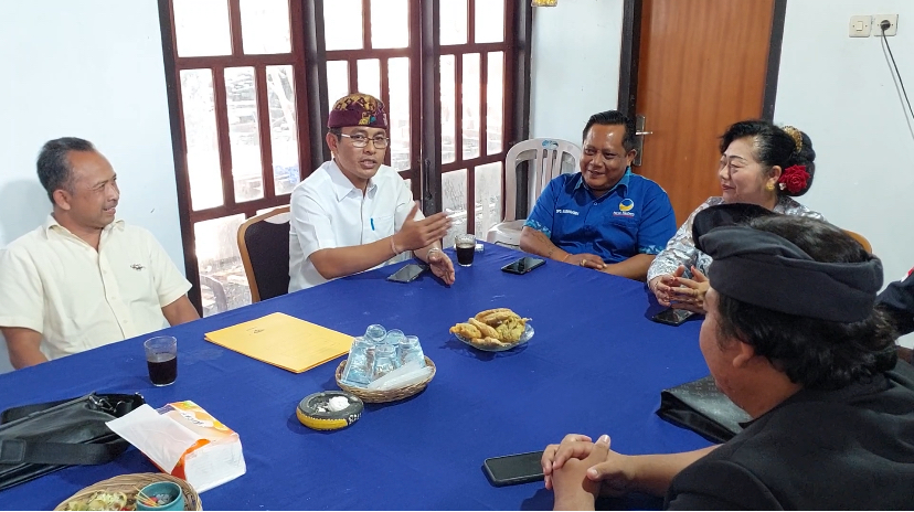 Foto: Sekretaris DPD II Partai Golkar Karangasem, Nengah Sumardi (tengah) didampingi Ketua Bidang Organisasi Kaderisasi dan Keanggotaan (OKK), Wayan Sekep Aryana Manusabat (paling kiri) saat menyerahkan formulir pendaftaran baka calon bupati ke DPD Partai Nasdem Karangasem, Kamis (9/5/24). Sumber: dok/Golkar Karangasem