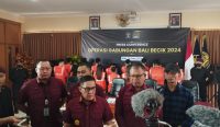 Foto: Saffar Muhammad Godam saat memberikan keterangan pers terkait penangkapan 103 WNA terduga Cyber Crime di Bali, di Rudenim Kuta Selatan pada, Jumat (28/6/24). Sumber: dion/wacanabali.com