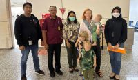 Foto: Satu keluarga WN Rusia yang dideportasi. Sumber: Kemenkumham Kanwil Bali.