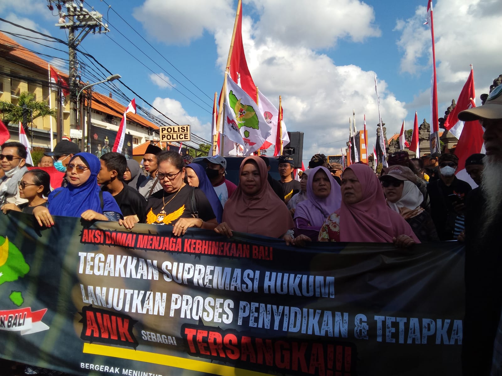 Foto: Masa Aksi Aliansi Kebinekaan Bali saat unjuk rasa di depan Polda Bali. Sumber: Yulius N/wacanabali.com