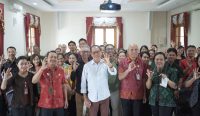 Foto: Wabup Suiasa saat acara Temu Wirasa Perhimpunan Konselor VCT HIV Indonesia (PKVHI) Kabupaten Badung di Ruang Rapat Rumah Jabatan Wakil Bupati, Jumat (28/6/24). Sumber: dok/Hms