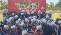 Foto: Senyum ceria anak-anak usai mendapat bola dari Wayan Koster.
