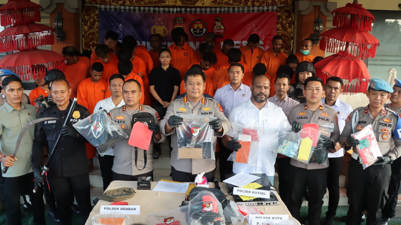 Foto: Kapolresta Denpasar bersama jajarannya saat konferensi pers pengungkapan kasus selama bulan Mei. Sumber: dokumen Humas Polresta Denpasar