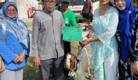 Foto: Ketua DPW PAN Provinsi Bali, Sri Yogi Lestari saat memberikan bantuan 8 hewan kurban kepada NU Bali. Sumber: Yulius N/wacanabali.com