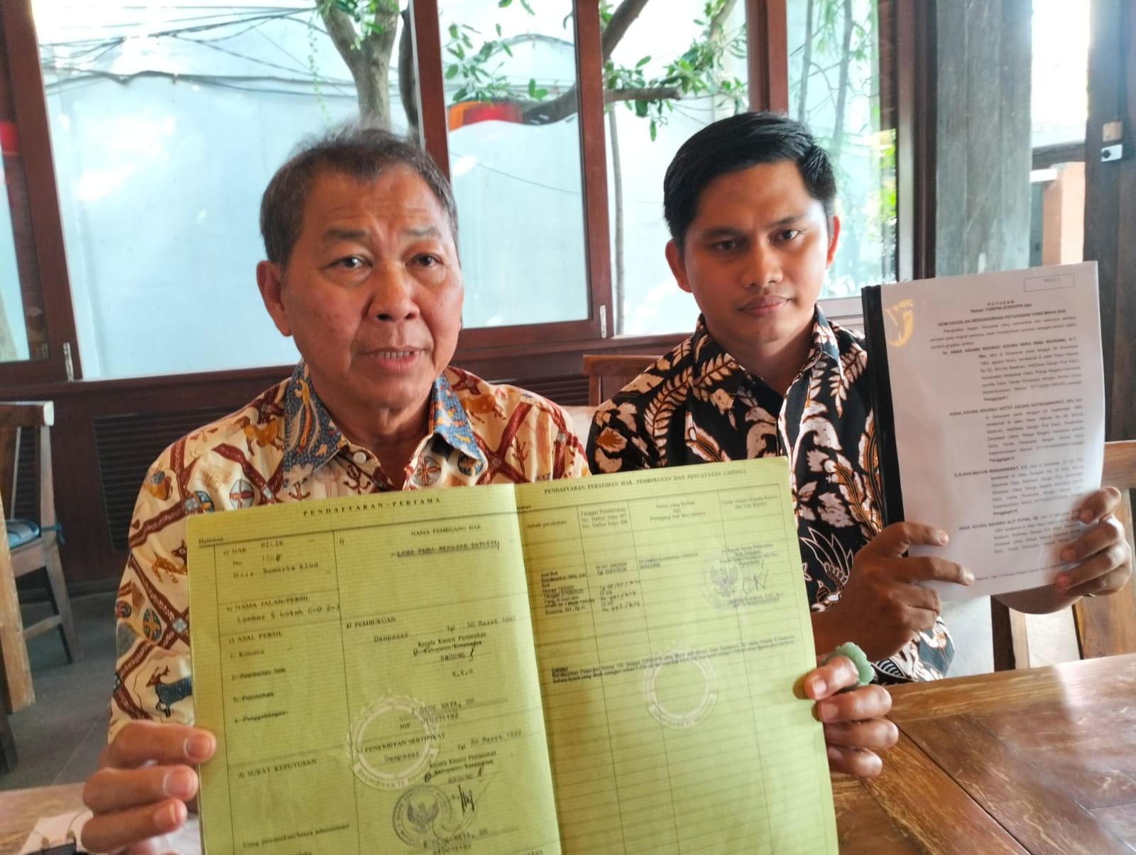 Foto : (Kiri) Nyoman Suarsana Hardika alias Nyoman Liang didampingi (kanan) Made Dwiatmiko Aristianto selaku kuasa hukum saat memberikan keterangan pers di Legian, Kuta Minggu (28/7/2024)