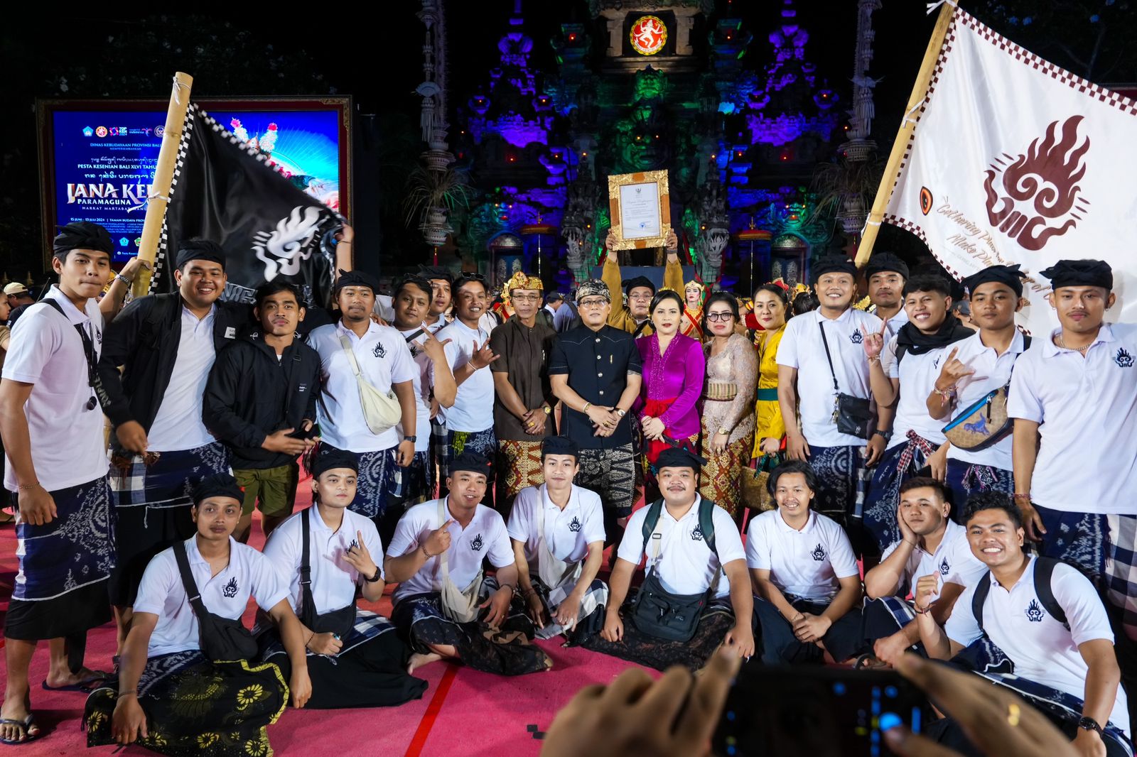 Bupati Badung I Nyoman Giri Prasta menghadiri penutupan PKB sekaligus menerima penghargaan sebagai Juara Umum PKB XLVI Tahun 2024 di Panggung Terbuka Ardha Candra Art Centre, Denpasar, Sabtu (13/7). Sumber: dok/Hms