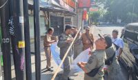 Foto: Penertiban baliho dan spanduk oleh Satpol PP Kota Denpasar. Sumber: istimewa