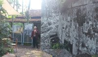 Foto: Yulius Widi Nugroho dan karya-karyanya sebagai kritik sosial atas terbengkalainya Benteng Kedungcowek Surabaya. Sumber: Komang Ari/Wacanabali.com