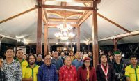 Foto: Pemuda Katolik Denpasar dan Kelompok Cipayung Plus Bali bersama Gubernur Bali periode 2018-2023, I Wayan Koster. Sumber: Yulius N/wacanabali.com