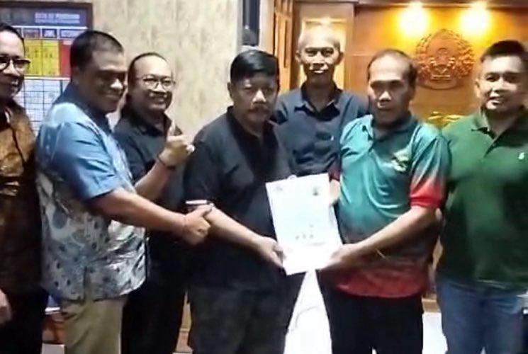 Gede Winasa didampingi oleh anak dan tim penasihat hukumnya saat bebas bersyarat di Rutan Kelas II B Negara, Kabupaten Jembrana, Jumat (5/7/24). Sumber: ist