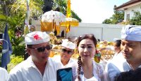 Foto: Ketua DPW Nasdem Bali, Julie Laiskodat bersama kader Nasdem Bali. Sumber: Yulius N/wacanabali.com