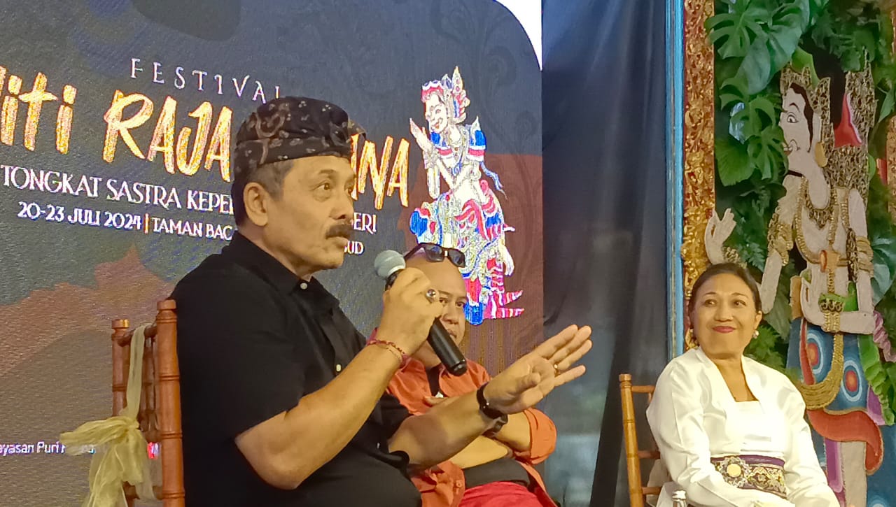 Foto: Ketua MKMK, I Dewa Gede Palguna saat memberikan materi dalam festival 'Niti Raja Sasana' di Yayasan Puri Kauhan Ubud. Sumber: Yulius N/wacanabali.com