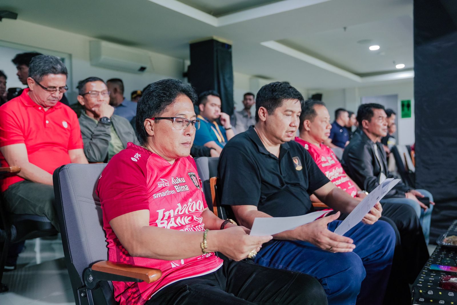 Bupati Badung I Nyoman Giri Prasta saat menghadiri Pertandingan Bali United vs Persija Jakarta serangkaian Turnamen Piala Presiden 2024, di Stadion Kapten I Wayan Dipta, Gianyar, pada Jumat (26/7). Sumber: dok/Hms