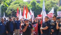 Foto: Masa aksi serikat buruh atau pekerja di Bali saat di demo di Jl. Baypass Ngurah Rai, Kuta. Sumber: istimewa