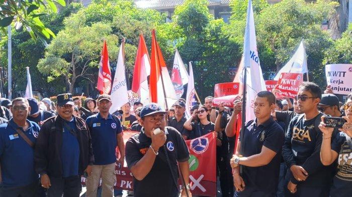 Foto: Masa aksi serikat buruh atau pekerja di Bali saat di demo di Jl. Baypass Ngurah Rai, Kuta. Sumber: istimewa