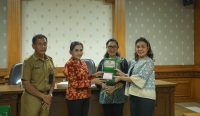 Ketua DWP Kabupaten Badung Nyonya Rasniathi Adi Arnawa menerima kunjungan dari DWP Kepulauan Talaud Provinsi Sulawesi Utara yang dipimpin langsung oleh Nyonya S.L Kamagi Papalapu di Puspem Badung, Senin (22/7). Sumber: dok/hms