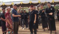 Wabup Ketut Suiasa membuka Lomba Layang-Layang Menega Kite Festival di Lapangan Cengiling, Minggu (21/7).