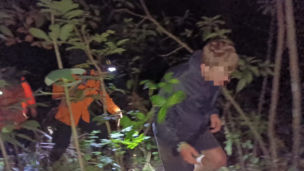 Foto: Basarnas Bali Evakuasi WNA Inggris Di Gunung Agung Bali.Sumber/Humas Basarnas.