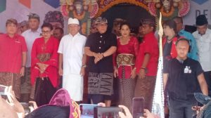 Calon Gubernur Bali dan Wakil Gubernur Bali Wayan Koster dan I Nyoman Giri Prasta saat bersiap menuju Kantor KPU Bali.