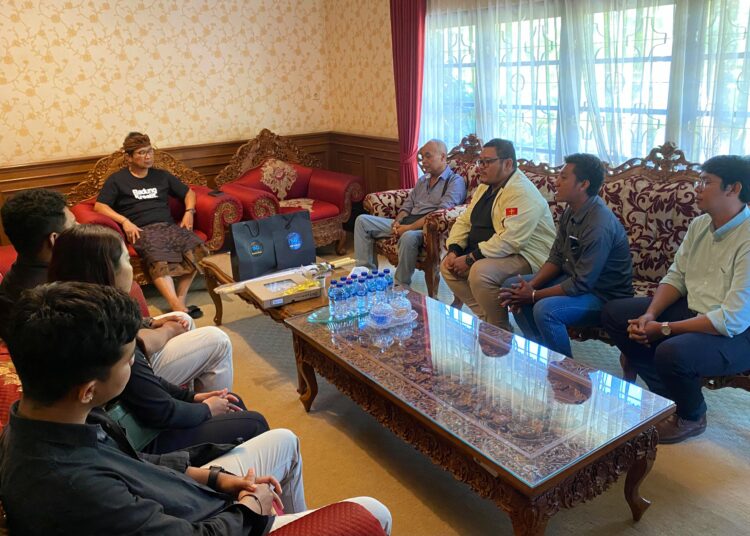 Foto: Audensi Pemuda Katolik Bali dan Sekretaris Daerah Kabupaten Badung, I Wayan Adi Arnawa. Sumber: Yulius N/wacanabali.com